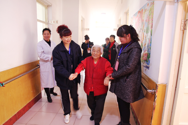 老人的笑容，我們的快樂——公司青年志愿者走進(jìn)敬老院活動(dòng)側(cè)記.jpg